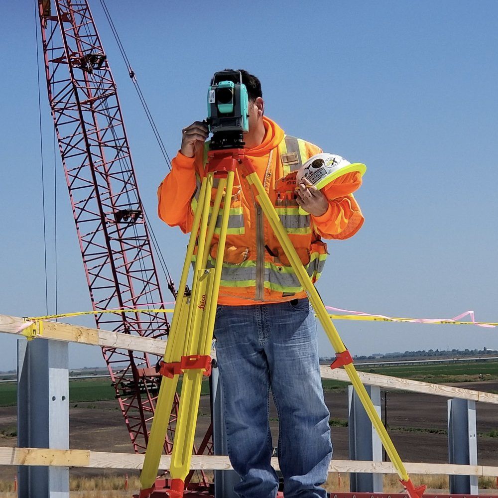 Un trabajador de la construcción mirando una herramienta de nivelación