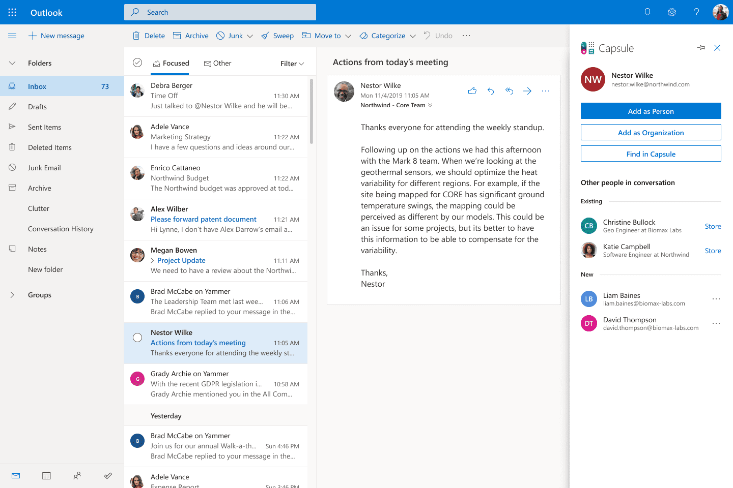 Barra lateral de Capsule en Outlook con las opciones “Agregar como persona u organización” o “Encontrar en Capsule”.