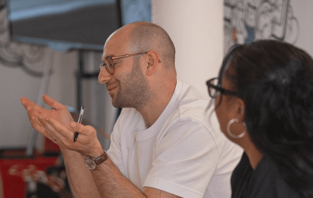 un membre de l'équipe Capsule souriant.