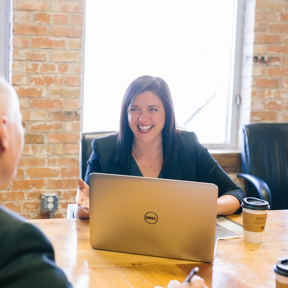 Una mujer sonriente en una reunión de negocios