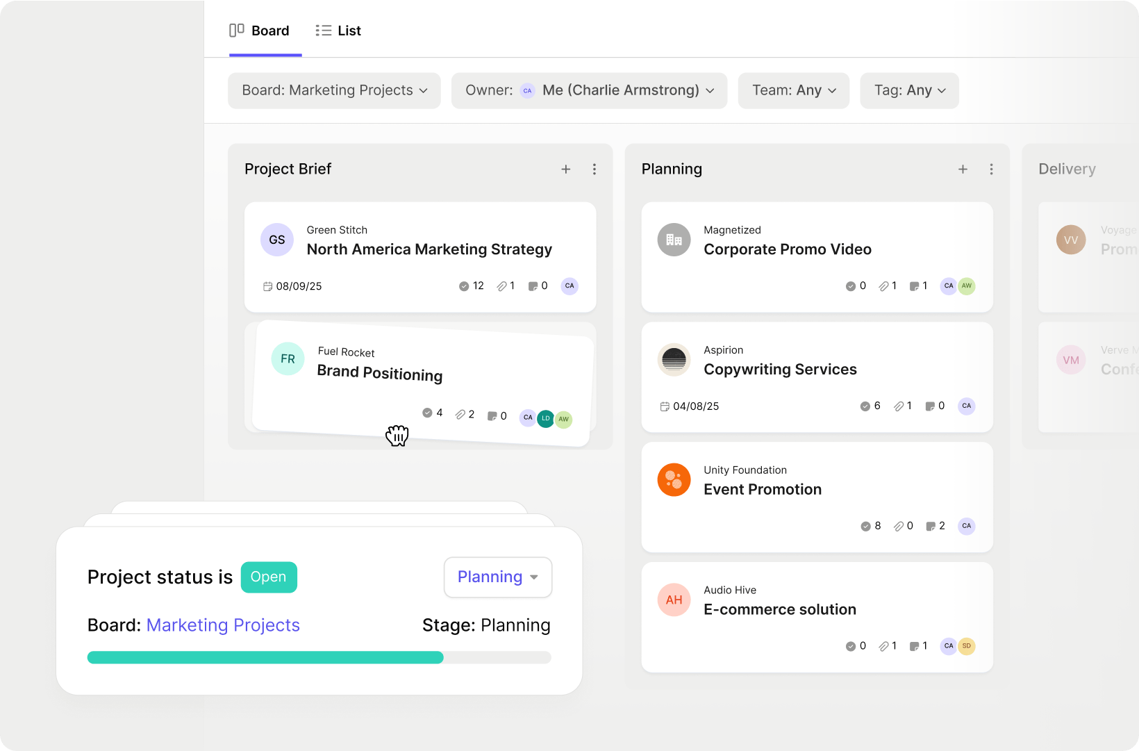 Deux directeurs d'Hyperact assis ensemble regardant la caméra.