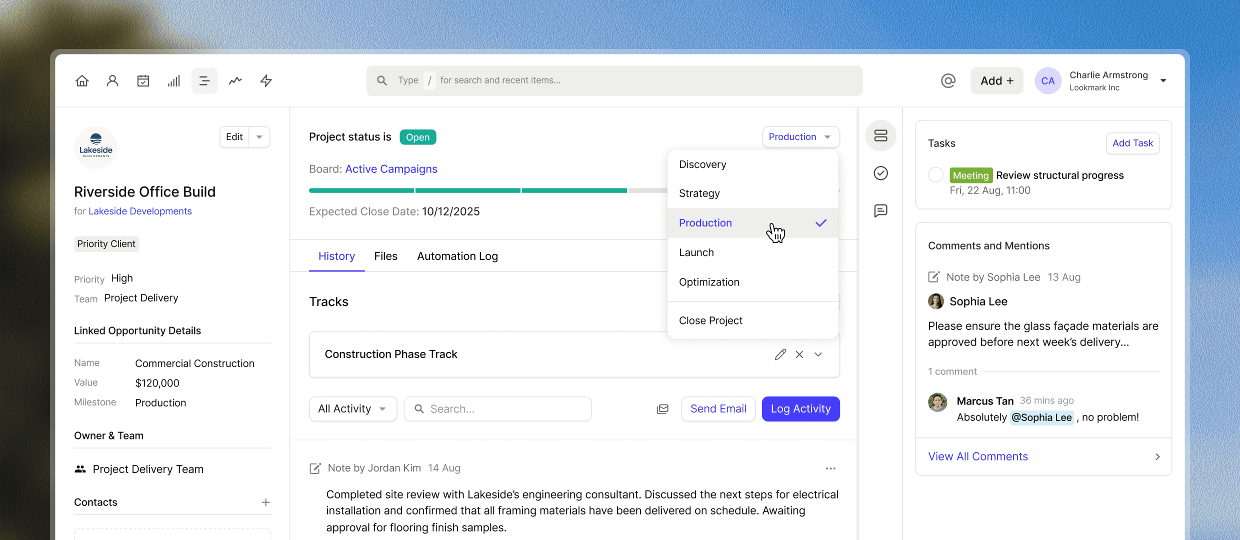 Vista de un proyecto de construcción dentro de Capsule CRM, que muestra información clave como el valor, el propietario, un indicador claro del estado del proyecto, tareas y comentarios.