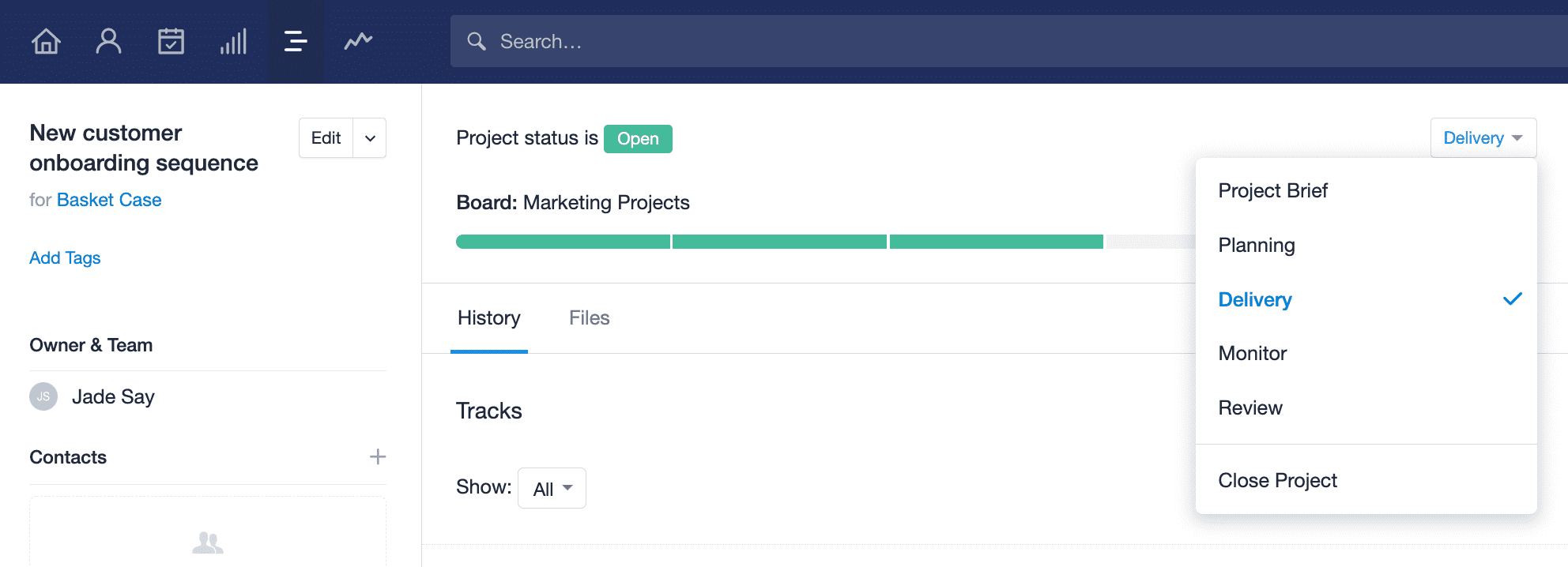 A barra de progresso na parte superior do registro do projeto exibe o ponto em que o projeto está no processo. Um menu suspenso é exibido para mostrar as etapas para as quais o projeto pode ser movido