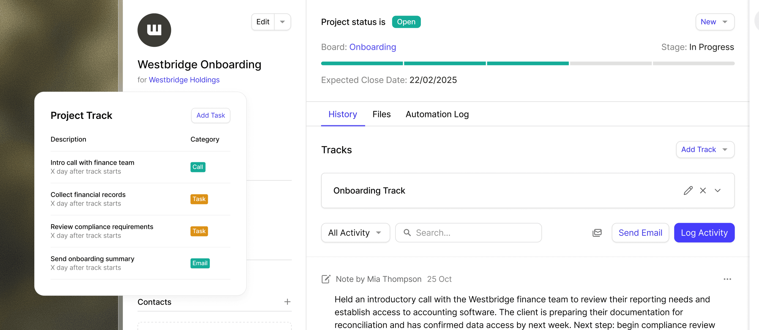El seguimiento de proyectos de Capsule CRM muestra un tablero kanban con tarjetas de proyecto organizadas por columnas de estado, que muestran los detalles y el progreso del proyecto para gestionar el trabajo de los clientes contables.