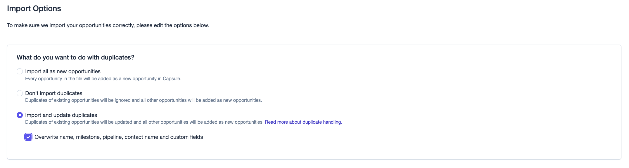 Options modales de gestion des doublons avec le bouton radio "importer et mettre à jour les doublons" sélectionné et une case à cocher pour écraser le nom de l'opportunité, le jalon, le pipeline, etc.