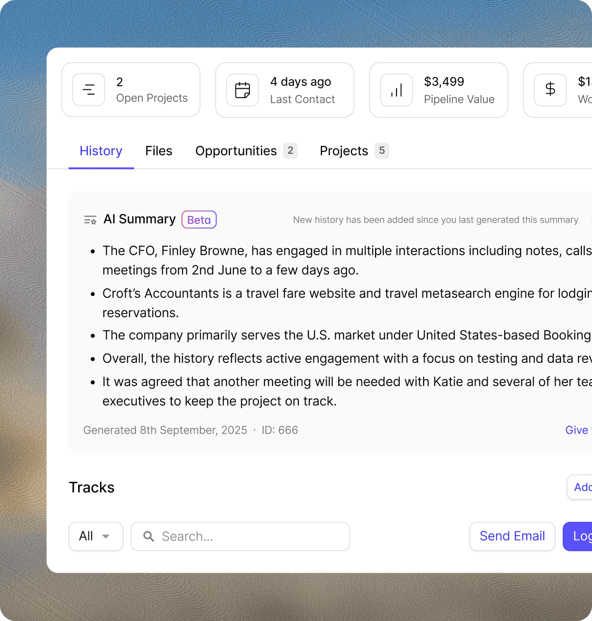 Capsule CRM AI Summary en un perfil de contacto: resumen con viñetas de notas, llamadas y reuniones recientes con métricas rápidas y pestaña Historial, para la preparación previa a la llamada.