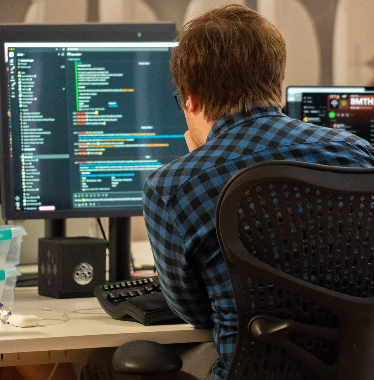 Développeurs Capsule travaillant ensemble au bureau