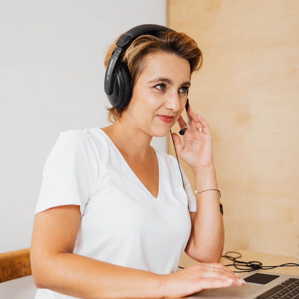 Agente de atención al cliente hablando por teléfono