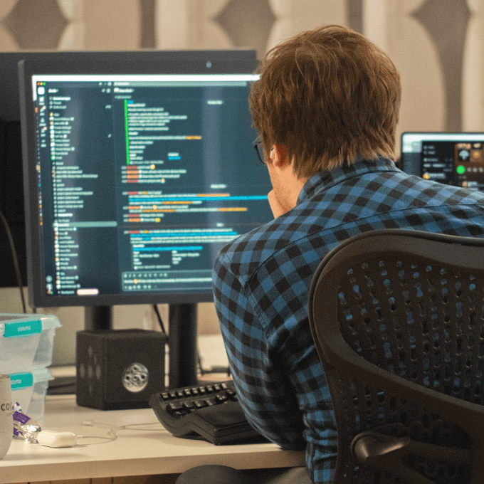 un membre de l'équipe Capsule concentré sur son travail