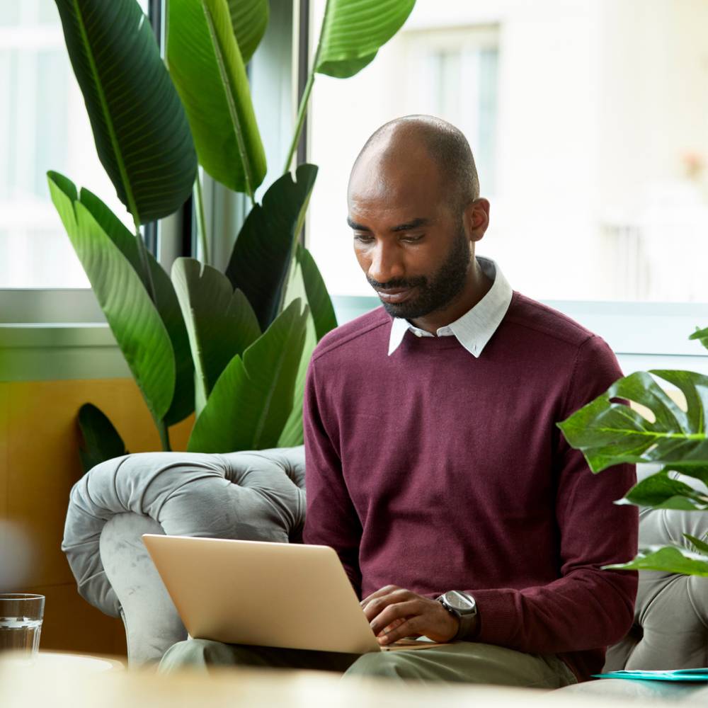 Un hombre sentado con un portátil