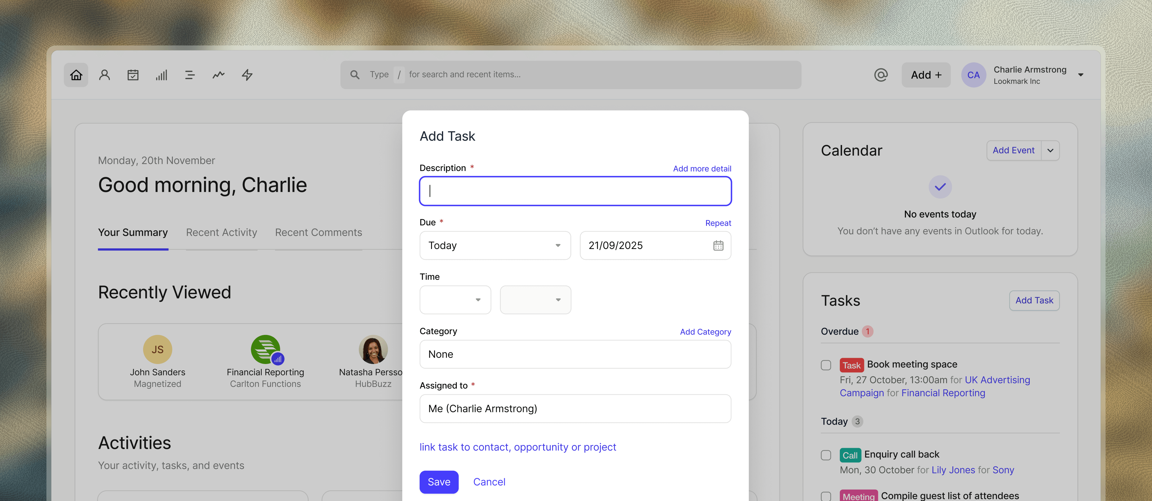 Captura de pantalla de la interfaz de tareas y calendario de Capsule CRM que muestra una vista de calendario con las tareas programadas, una vista de lista de tareas con opciones de filtrado y detalles de las tareas, incluidas las fechas de vencimiento, los compañeros de equipo asignados, las etiquetas y los enlaces a contactos, oportunidades o proyectos relacionados.