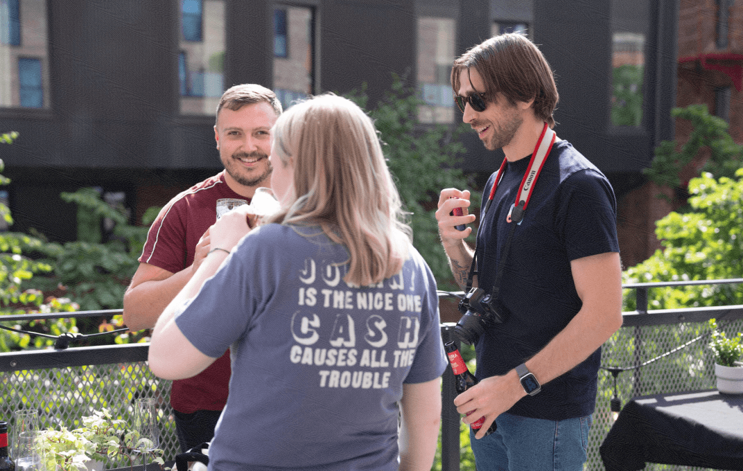 deux membres de Capsule travaillant ensemble.