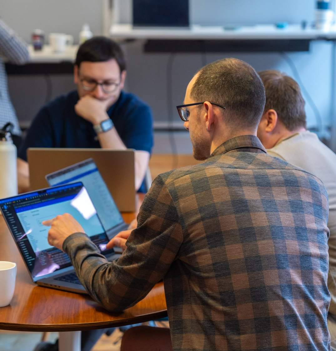 Équipe de développement Capsule travaillant ensemble