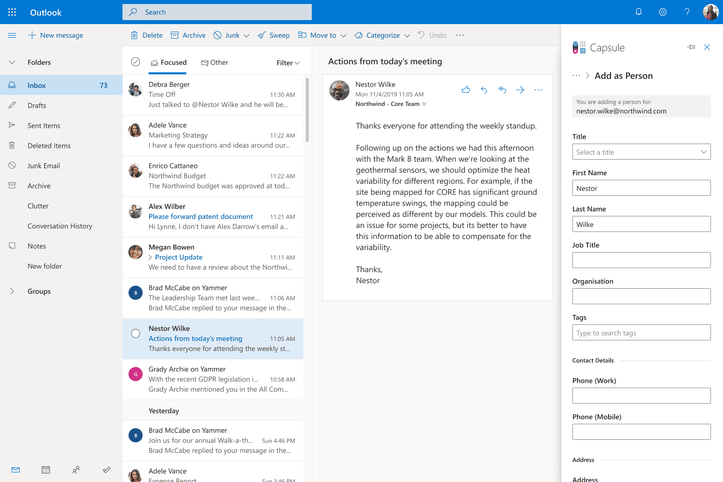 Barra lateral de Capsule en Outlook con formulario para introducir los datos del contacto.