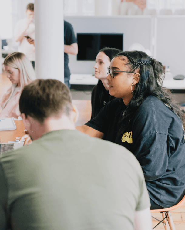 Personnel de Capsule collaborant au bureau