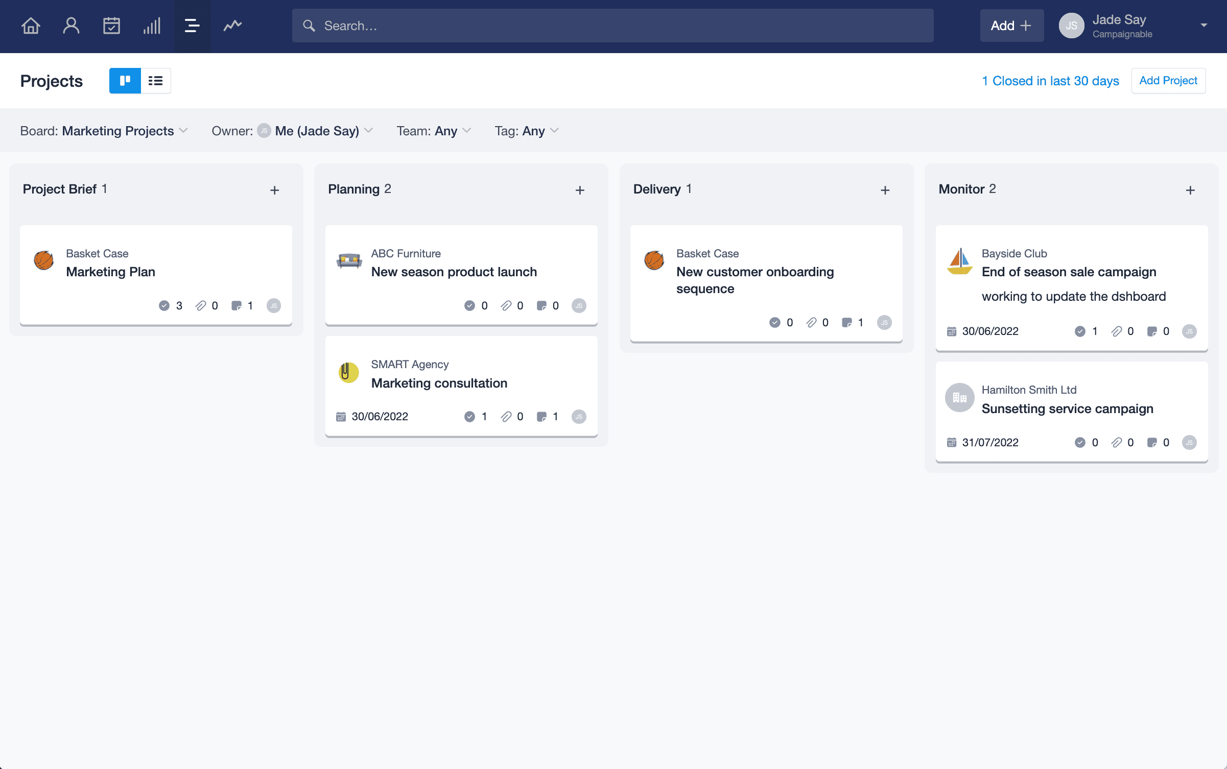 Visualização no estilo Kanban mostrando colunas com diferentes títulos de etapa. Os cartões de projeto são colocados em cada coluna do quadro para mostrar o progresso.