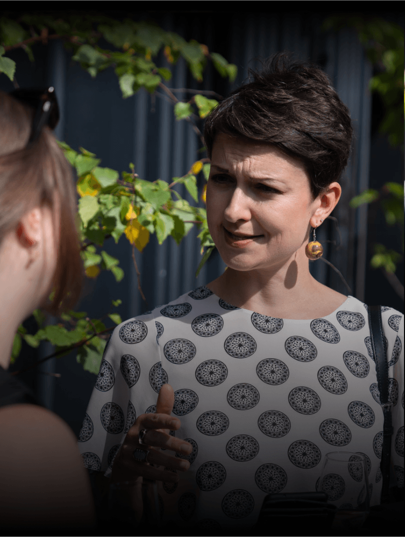 L'équipe d'IntegrationKings assise ensemble dans un restaurant